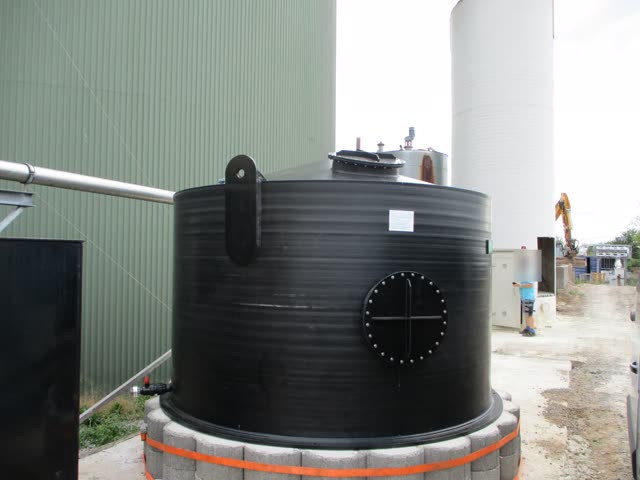 Flachbodenbehälter aus PE mit Revisionsdeckel an einer Biogasanlage