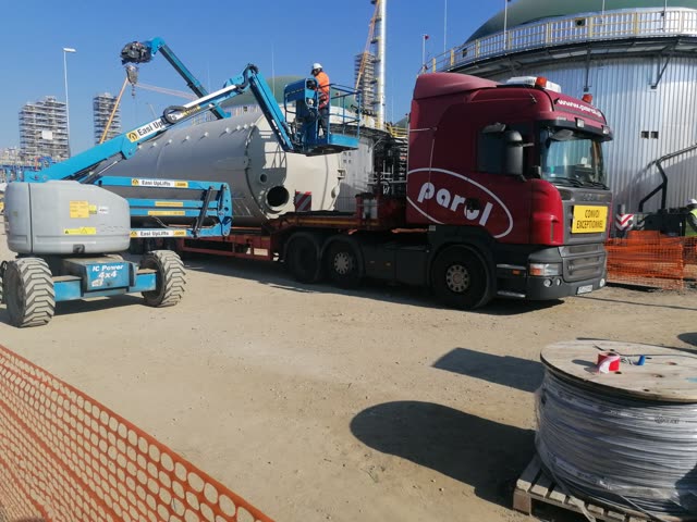 Anlieferung eines Behälters im Schwertransport