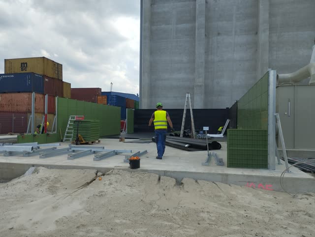 Montage der Beckenwände eines Flächenbiofilters