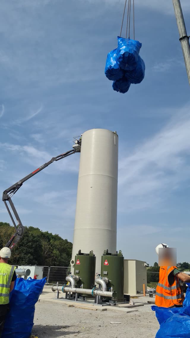 Einfüllen der Füllkörper in den Behälter einer Biogasentschwefelungsanlage