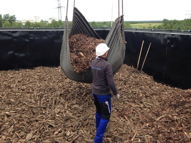 Befüllen eines Flächenbiofilters mit Holzhackschnitzeln