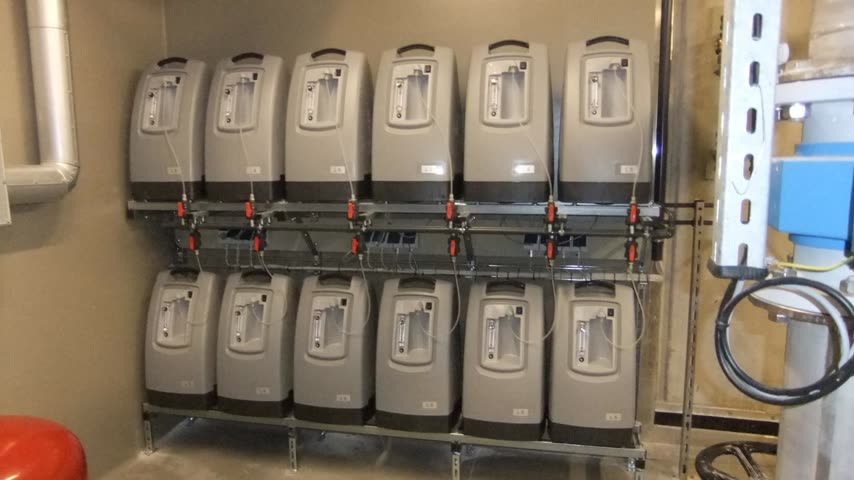Sauerstofferzeugung mit zwölf parallel geschalteten Sauerstoffkonzentratoren im Technikraum